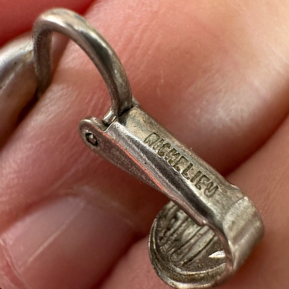 Four pair of vintage pearlized button style earrings - Picture 4 of 5